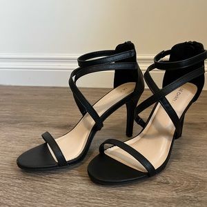 NWOT Le Chateau Strappy Black Heels size 37.5